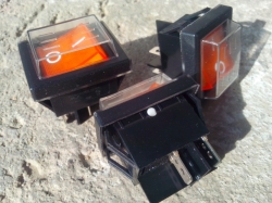Vypínač čtyřpólový, podsvícený doutnavkou, 250V/16A, silikon. kryt 