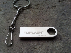 Flash disk 32GB - kov, barva stříbrná 