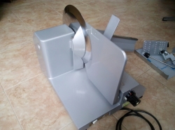 Nářezový stroj NS 301, po celkové GO, lak, nový nůž (cena nového stroje 45.000,- Kč)