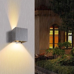 LED nástěnné svítidlo 12W / 3000 K teplá bílá, IP65, s regulovatelným úhlem osvitu a pohybovým čidlem