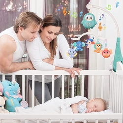 Kolotoč nad postýlku s melodiemi, lampičkou a dálkovým ovládáním