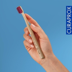 Curaprox Wood Ultra Soft - zubní kartáček, barva štětin: bordó-červená